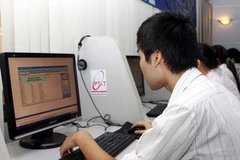 Thí sinh thực hiện bài thi Excel. (Ảnh: Minh Tú/TTXVN)