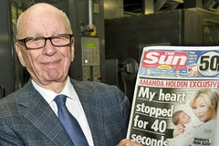 Rupert Murdoch cầm trên tay tờ The Sun Chủ Nhật. (Nguồn: Internet)