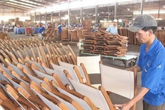 Sản xuất ghế xuất khẩu. (Ảnh: Thanh Long/TTXVN).