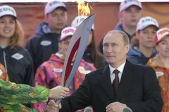 Tổng thống Nga Vladimir Putin cầm ngọn đuốc Olympic Sochi 2014. (Nguồn: Getty Images)