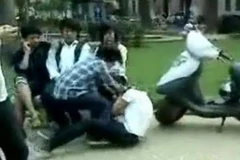Hình ảnh trong một video clip nữ sinh đánh bạn được tung lên mạng Internet. (Ảnh: Internet).