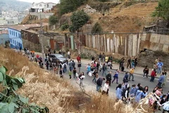 Người dân ở Chile sơ tán tới khu vực an toàn sau khi xảy ra các cơn dư chấn động đất hồi tháng Ba. (Ảnh: THX/TTXVN). 