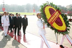 Các lãnh đạo viếng Chủ tịch Hồ Chí Minh. (Ảnh: Thống Nhất/TTXVN). 