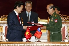 Thủ tướng Nguyễn Tấn Dũng và Thủ tướng Liên bang Myanmar Thein Sein thông qua Tuyên bố chung ngày 2/4 vừa qua. (Ảnh: Đức Tám/TTXVN). 