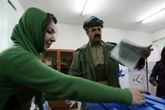 Người dân Iraq bỏ phiếu tại một điểm bầu cử ở thành phố Sulaimaniyah. (Ảnh: AFP/TTXVN).
