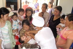 Cho trẻ uống vitamin A. (Ảnh: Ninh Đức Phương/TTXVN). 