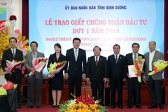 Lãnh đạo tỉnh Bình Dương và các nhà đầu tư. (Ảnh: Quách Lắm/Vietnam+)