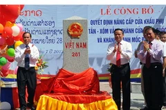 Lãnh đạo Thanh Hóa và Hủa Phăn khánh thành mốc đại 281. (Nguồn: Báo Thanh Niên)