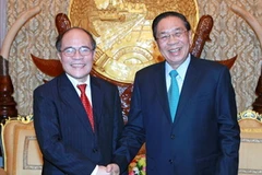 Chủ tịch Quốc hội Nguyễn Sinh Hùng đến chào Tổng Bí thư Đảng Nhân dân Cách mạng Lào, Chủ tịch nước CHDCND Lào. (Ảnh: Nhan Sáng/TTXVN)