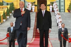 Chủ tịch nước Trương Tấn Sang và Tổng thống Panama Ricardo Martinelli Berrocal tại lễ đón. (Ảnh: Nguyễn Khang/TTXVN)