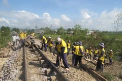 Công nhân đang thi công trên tuyến đường sắt ở Bình Định. (Ảnh: Viết Ý/TTXVN).