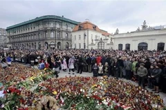 Người dân Ba Lan đặt hoa trước Phủ Tổng thống ở Warsaw khi nghe tin Tổng thống thiệt mạng. (Ảnh: AP).
