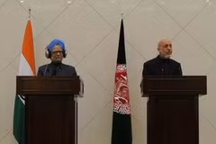 Thủ tướng Ấn Độ Manmohan Singh và Tổng thống Afghanistan Hamid Karzai tại cuộc họp báo sau hội đàm. (Nguồn: Getty Images)