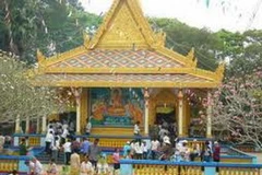 Khách tham quan chùa Mahatúp. (Nguồn: Internet)