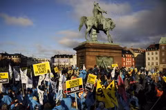 Tuần hành ủng hộ những hành động chống lại biến đổi khí hậu ở thủ đô Copenhagen, Đan Mạch. (Ảnh: AFP/TTXVN).