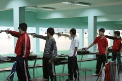 Các xạ thủ thi đấu ở nội dung súng ngắn hơi 60 viên. (Ảnh: Ngọc Trường/TTXVN)