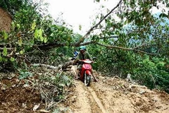 Đường sạt lở do bão ở Bắc Kạn. (Ảnh: Quý Trung/TTXVN)