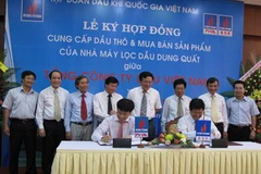 Ký kết hợp đồng giữa PV Oil và BSR. (Ảnh: Nguyễn Đăng Lâm/TTXVN). 