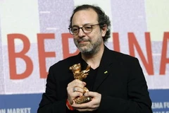 Đạo diễn Semih Kaplanoglu với giải thưởng Gấu Vàng dành cho bộ phim "Bal". (Ảnh: Reuters)