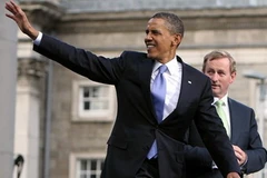 Tổng thống Mỹ chào Thủ tướng Ireland Enda Kenny khi tới Dublin. (Nguồn: Getty Images)