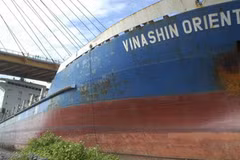 Tàu Vinashin Orient bị mắc kẹt vào gầm cầu Bính. (Ảnh: Tuấn Anh/TTXVN).