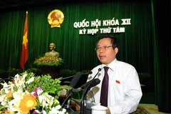 Chủ nhiệm Ủy ban Tài chính-Ngân sách của Quốc hội Phùng Quốc Hiển trình bày báo cáo thẩm tra tình hình thực hiện dự toán ngân sách nhà nước năm 2010. (Ảnh: Doãn Tấn/TTXVN)