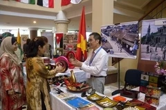 Gian hàng Việt Nam tại một hội chợ từ thiện. (Ảnh: Thanh Thủy/Vietnam+)