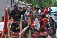 Những người biểu tình "áo đỏ" tại đường Silom ở thủ đô Bangkok ngày 25/4. (Ảnh: AFP/TTXVN). 