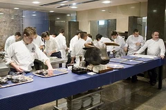 Chuẩn bị suất ăn tại nhà hàng El Bulli. (Nguồn: Internet)