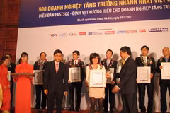 Lễ công bố Top 500 doanh nghiệp tăng trưởng doanh thu nhanh nhất Việt Nam. (Ảnh: Vietnam+)