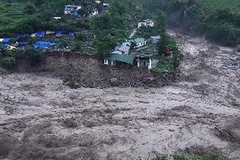 Ngập lụt do mưa lớn ở bang Uttrakhand ngày 17/6. (Ảnh: AFP/TTXVN)