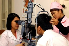 Sử dụng kính sinh hiển vi hiện đại khám, chẩn đoán bệnh về mắt tại Bệnh viện mắt Việt Nhật. (Ảnh: Hữu Oai/TTXVN). 