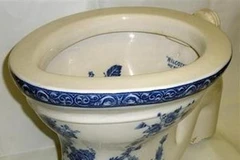 Chiếc bồn cầu của John Lennon. (Ảnh: Reuters).