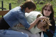 Tuyệt vọng chờ tin người thân mất tích trong vụ tàu Bulgaria. (Ảnh: AP)