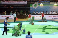 Hai đội của Đại học Lạc Hồng tại chung kết Cuộc thi Robocon Việt Nam năm 2013. (Ảnh: Trần Lê Lâm/TTXVN)