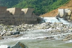 Khoang tràn của đập chính Nhà máy thủy điện Đakrông 3 bị vỡ hồi tháng 10/2012. (Ảnh: Hồ Cầu/TTXVN)