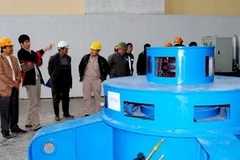Chủ đầu tư và các chuyên gia kiểm tra thông số kỹ thuật tổ máy phát điện số 1 của Thủy điện Sông Chừng. (Ảnh: Báo Hà Giang)