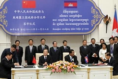 Thủ tướng Trung Quốc Ôn Gia Bảo và Thủ tướng Campuchia Hun Sen chứng kiến lễ ký một số thỏa thuận hợp tác. (Ảnh: Trần Chí Hùng/Vietnam+)