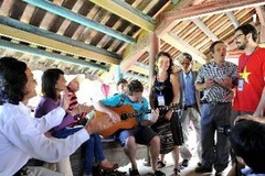 Hoạt động của du khách tại Cầu ngói Thanh Toàn. (Ảnh: Thanh Hà/TTXVN)