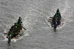 Các đội đua về đích. (Ảnh: Lê Sen/TTXVN)