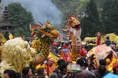 Múa rồng trong lễ khai hội tại chùa Thiên Trù. (Ảnh: Trọng Đức/TTXVN). 