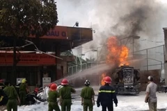 Nỗ lực dập lửa của các chiến sỹ Phòng cháy chữa cháy (Ảnh: Sơn Bách/Vietnam+)