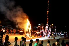 Quang cảnh đêm hội cồng chiêng trong điệu múa "Nối vòng đại xoang". (Ảnh: Trần Lê Lâm/TTXVN).
