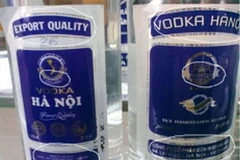 Chai Vodka thật (phải) và chai Vodka giả (trái). (Ảnh minh họa: Internet)