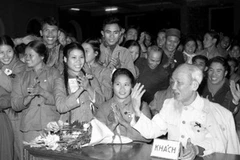 Hồ Chủ tịch nói chuyện với các đại biểu dự Đại hội thi đua thanh niên xung phong chống Mỹ cứu nước toàn miền Bắc tháng 1/1967. (Ảnh tư liệu. Nguồn: TTXVN) 