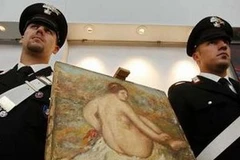 Các cảnh sát Italy bảo vệ bức họa "Người đàn bà khỏa thân". (Ảnh: AFP).