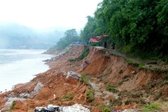 Một bờ sông bị sạt lở. (Ảnh minh họa: Lê Bá Liễu/TTXVN).