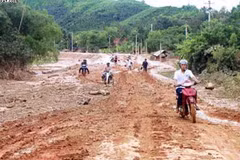 Sạt lở trên Quốc lộ 8A. (Ảnh minh họa: Internet).