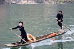 Đua thuyền độc mộc, nét văn hóa đặc trưng của đồng bào dân tộc trong Hội xuân Ba Bể. (Ảnh: Thanh Tùng/TTXVN)