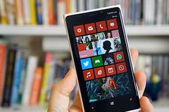 Smartphone Lumia chạy Windows Phone 8 của Nokia.(Nguồn: engadget.com)